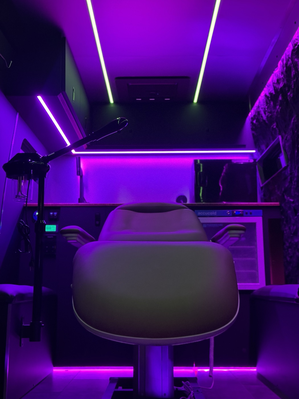 Treatment chair and lighting inside the ALUXÉ van